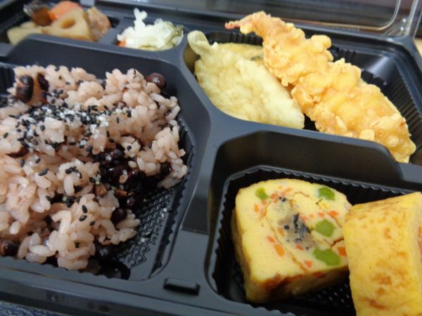 皆さんが大好きな卵焼きと海老の天ぷら_「エビは１本だけか。」と残念がる方もちらほらいらっしゃいました。食欲旺盛なご様子でスタッフも嬉しそうでした。