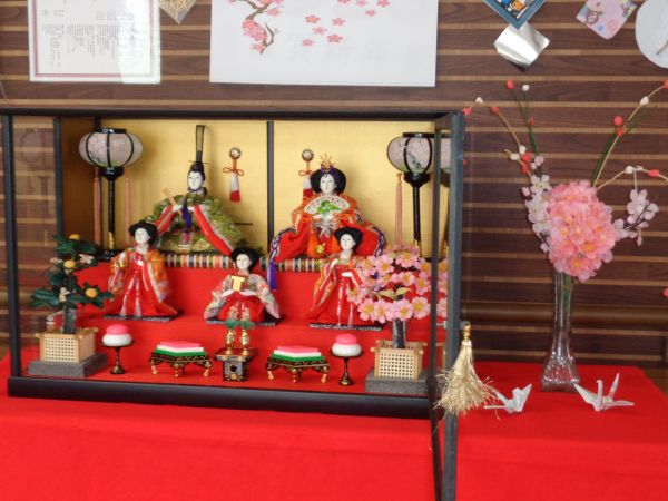 桃の花の造花も添えて華やかに 桃の花の造花も添えて華やかに